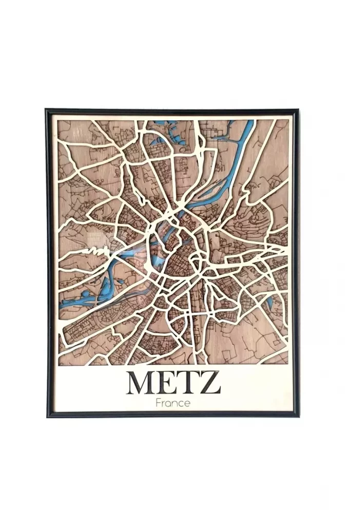 Réalisation d'une carte de Metz en 2 couches de contreplaqué de 5 mm d'épaisseur.