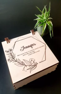 Réalisation d'un coffret pour un cadeau d'anniversaire permettant d'accueillir un triptyque gravé avec les photos des proches de la personne.