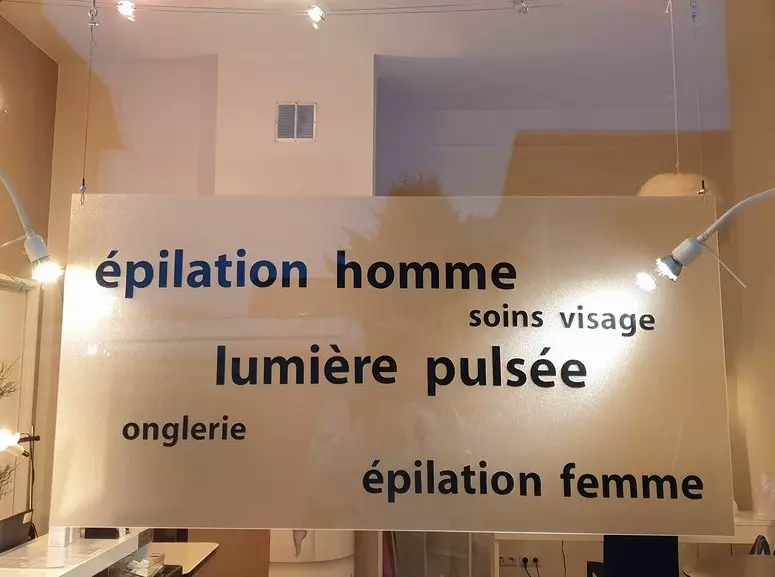 Réalisation d'une enseigne transparente avec lettrage noir pour l'Institut de beauté Daga
