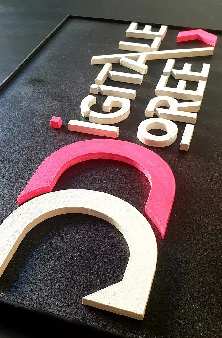 Réalisation d'une enseigne pour le studio Digitale Doree, avec des couleurs noire, rose et blanche.
